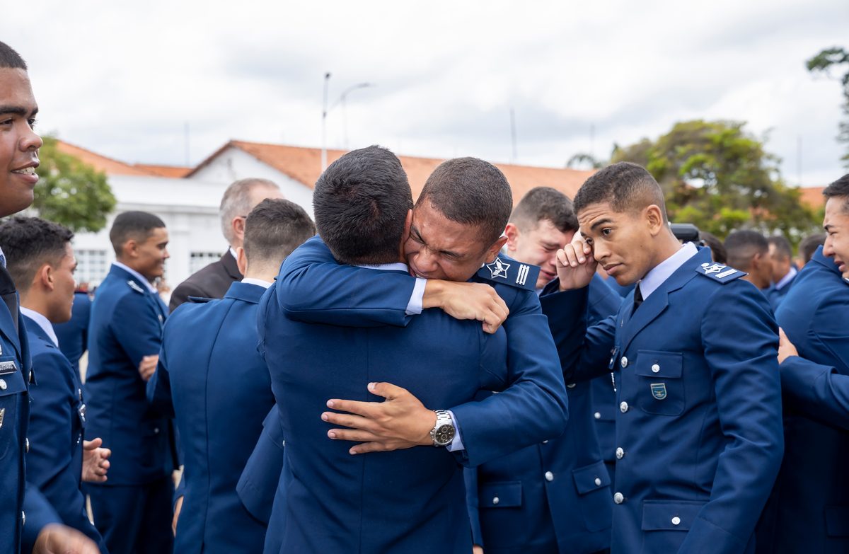 Cadetes emocionados se abraçando no dia da formatura