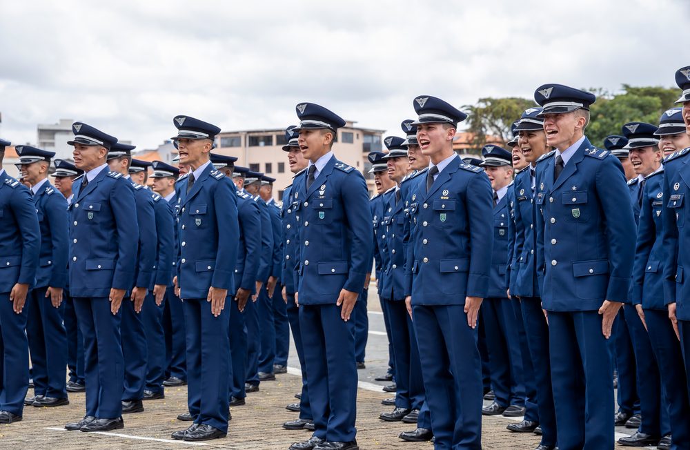 Cadetes em formatura, marchando em uniforme de gala