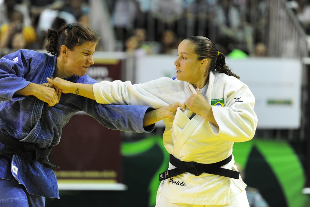 Duas atletas de judô competindo, representando o treinamento de defesa pessoal