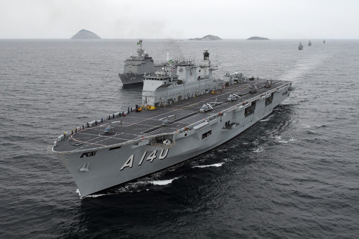 Navio de guerra da Marinha do Brasil navegando com helicópteros no convés